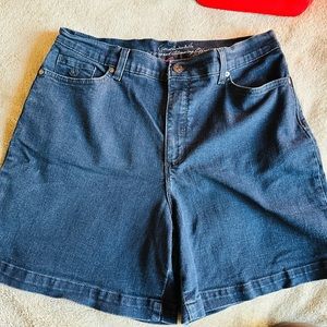 Gloria Vanderbilt slimming effect shorts, size 14